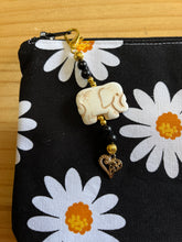 Load image into Gallery viewer, Large White Daisy Pouch with boxed bottom - 19cm x 14cm with Zipper Charm