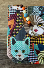 Load image into Gallery viewer, Retro Cats with boxed bottom - 19.5cm x 14cm with Zipper Charm