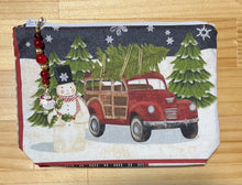 Load image into Gallery viewer, Traditional Christmas handmade pouch Sonia's Needle & Thread