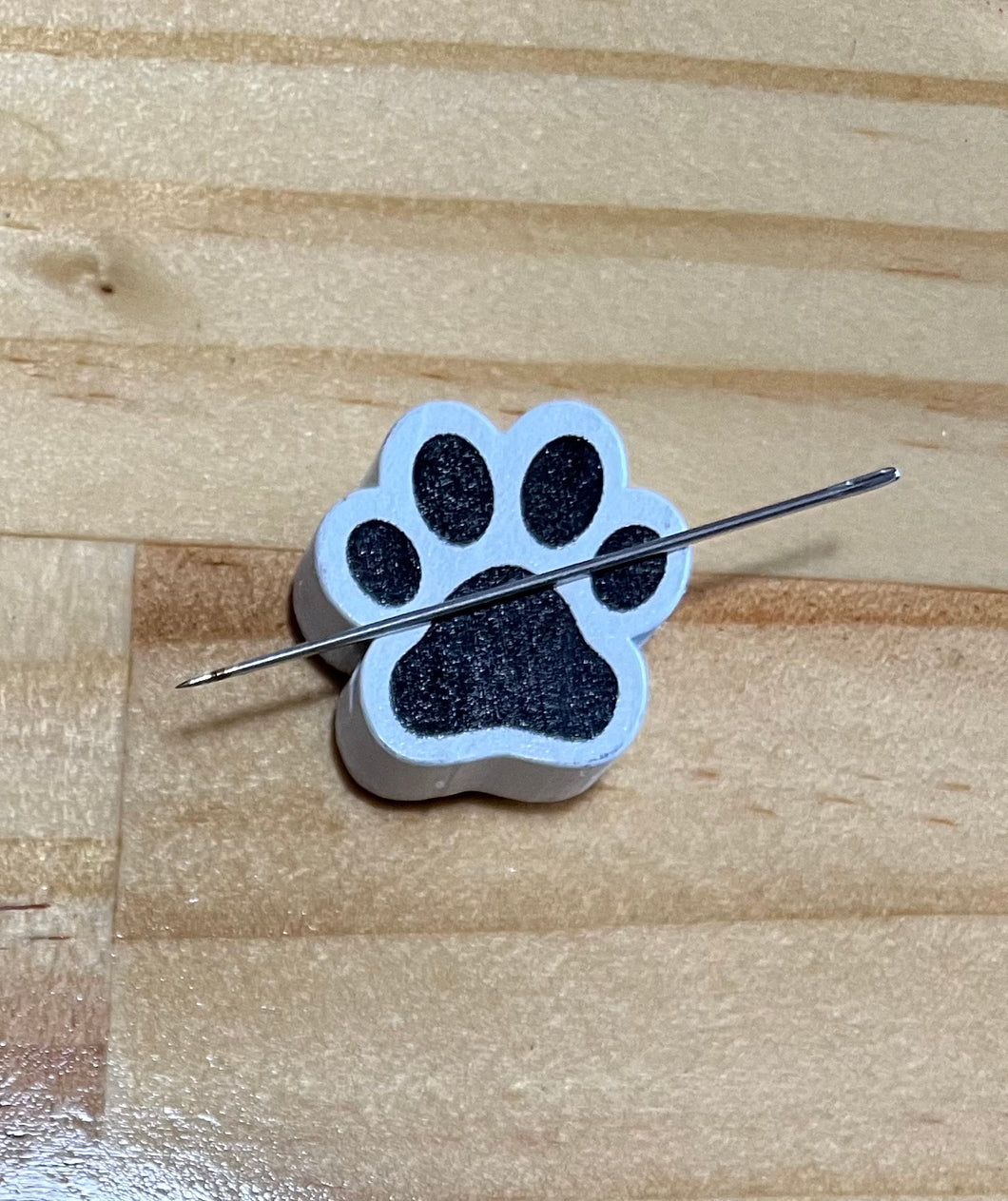 Black & White Paw Print Needle Minder
