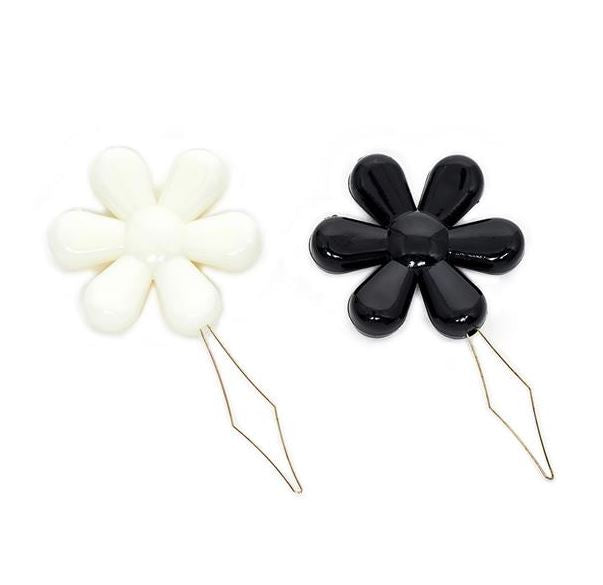 Daisy needle threader black white